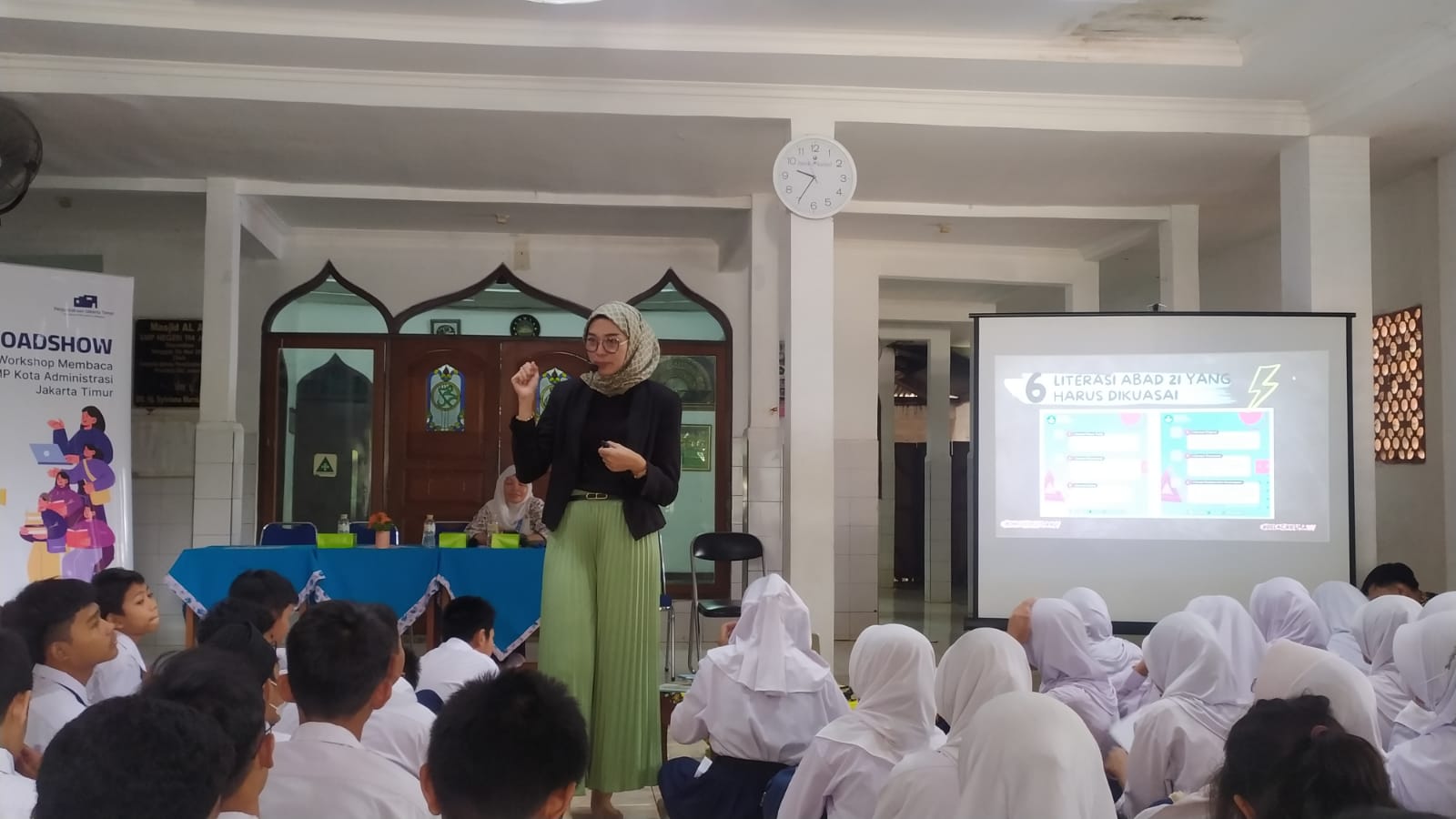 Roadshow Workshop Membaca Di SMPN 194 Jakarta